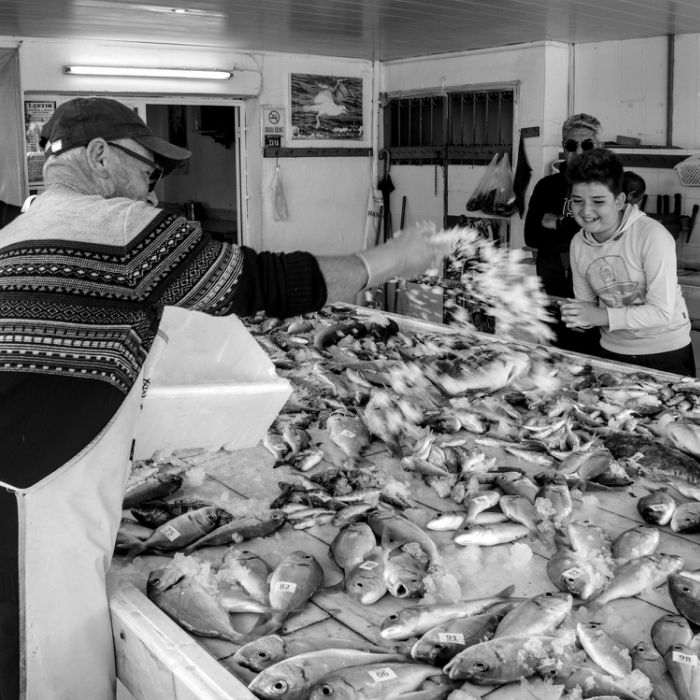 crieur au marché aux poissons - Turquie