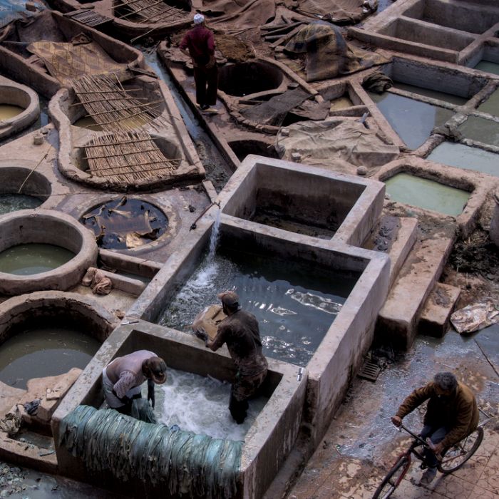 ouvriers dans une teinture de peaux - Maroc